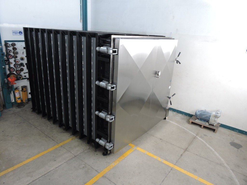 Fabricación de autoclave industrial de alta capacidad con puerta frontal de sellado en acero inoxidable por TUBERSOLD SAS