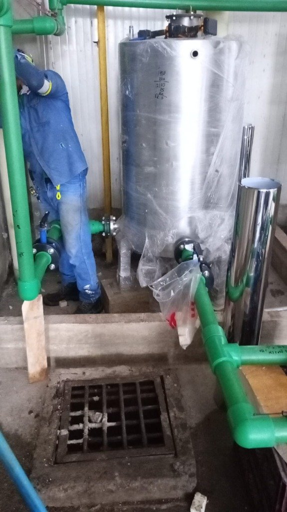 Instalación de red de tuberías en polipropileno verde PP-R conectada a tanque de almacenamiento inoxidable por TUBERSOLD SAS